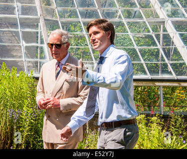 Wiston, West Sussex, UK. 18th July, 2014. HRH Prince Charles chats with estate manager Richard Goring as he visits Wiston House where children from local Steyning Primary School's year 5 take part in a ‘Chef on the Farm’ day organised by Countryside Classroom. The organisation helps children to connect with where their food comes from. The children work with the gardener to source fresh produce, meet the farmers who rear the sheep, and cook with an expert chef before sitting down together to share the meal they have produced. Credit:  Julia Claxton/Alamy Live News Stock Photo