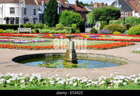 Bucks Chilterns Old Amersham Garden of Remembrance floral display + fountain  colours of Oxford + Buckinghamshire Light Infantry Stock Photo