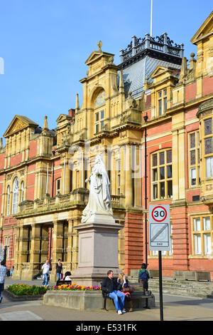 The Town Hall showing Queen Victoria statue, The Parade, Royal Leamington Spa, Warwickshire, England, United Kingdom Stock Photo