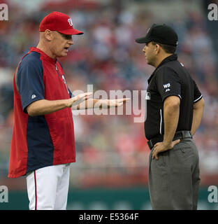 Washington Nationals manager Matt Williams (9) walks to the dugout ...