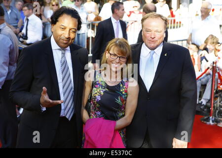 Worms, Germany. 18th July 2014. The former German minister for Economic Cooperation and Development Dirk Niebel (right) poses with his wife Andrea Niebel (middle) and TV presenter and Editorial Director of the German edition of the Huffington Post, Cherno Jobatey (left) for the cameras on the red carpet.  Celebrities from politics, sports and film came to Worms, to see the premier of the 13th Nibelungen-Festspiele. The last festival under director Dieter Wedel saw the performance of 'Hebbels Nibelungen - born this way' at the foot of the Cathedral of Worms. Stock Photo