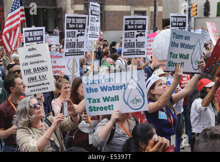 Chicago, USA. 18th July, 2014. Demonstrators line up outside Cobo Center in Detroit, the United States, on July 18, 2014, as they prepare to take to the streets in protest of residential water shut offs in the city by the Detroit Water and Sewerage Department (DWSD). DWSD said in March it would target Detroit homes with overdue bills of $150, or more than two months late. Since spring it has shut off water to more than 15,000 homes. © James Fassinger/Xinhua/Alamy Live News Stock Photo