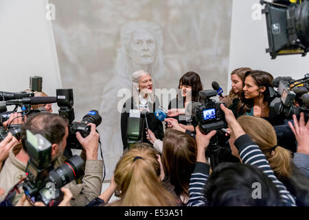 Sydney, Australia. 18th July, 2014. AUSTRALIA, Sydney. 18th July, 2014: Winning Archibald Prize 2014 artist Fiona Lowry and Penelope Seidler face the media. The Archibald, Wynne and Sulman prize are major art prizes run by the Art Gallery of New South Wales with prizes of $75,000, $35,000 and $30,000 respectively. Credit:  MediaServicesAP/Alamy Live News Stock Photo