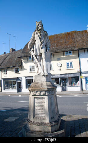 King Alfred the Great statue in the market place and thatched shop buildings in the village of Pewsey, Wiltshire, England Stock Photo