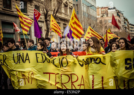 Barcelona, Spain. 27th Feb, 2014. Students protesting against austerity and privatization measures and the 'Law Wert' during a an education strike. Organized by the 'Students Union of the Catalan Countries' roughly thousand mostly secondary school students march through the city of Barcelona to the Catalan education department to protest privatizations and for a qualitative public education. © Matthias Oesterle/ZUMA Wire/ZUMAPRESS.com/Alamy Live News Stock Photo