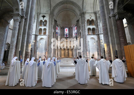 Nuns of the roman catholic religious congregation Monastic Communities of Jerusalem. Church Great Saint Martin, Cologne, Germany Stock Photo