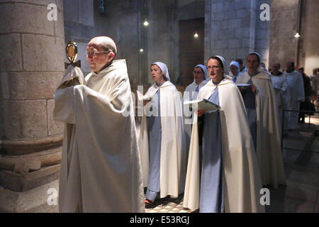 Nuns of the roman catholic religious congregation Monastic Communities of Jerusalem. Church Great Saint Martin, Cologne, Germany Stock Photo