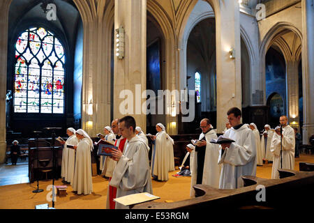 roman catholic sisters of the 'Monastic Communities of Jerusalem' in the roman catholic Eglise Saint Gervais, Paris, France Stock Photo