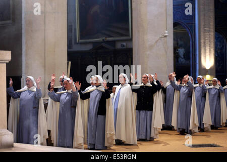 roman catholic sisters of the 'Monastic Communities of Jerusalem' in the roman catholic Eglise Saint Gervais, Paris, France Stock Photo