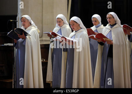 roman catholic sisters of the 'Monastic Communities of Jerusalem' in the roman catholic Eglise Saint Gervais, Paris, France Stock Photo