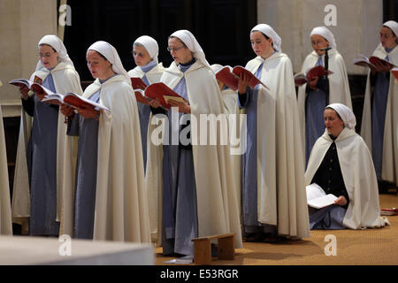 roman catholic sisters of the 'Monastic Communities of Jerusalem' in the roman catholic Eglise Saint Gervais, Paris, France Stock Photo