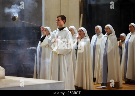 roman catholic sisters of the 'Monastic Communities of Jerusalem' in the roman catholic Eglise Saint Gervais, Paris, France Stock Photo