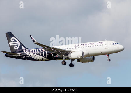 AIR NEW ZEALAND Airbus A320-200 twin engine jet, ZK-OXE on final approach at AKL Airport, Auckland,North Island, New Zealand Stock Photo