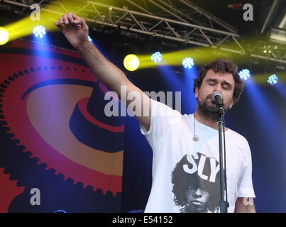 Nottingham, East Midlands, UK.  19th July 2014.  Jon McClure of Sheffield's Reverend and The Makers performs at Splendour Festival 2014 in the grounds of Nottingham's  Wollaton Hall. Stock Photo