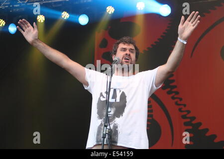 Nottingham, East Midlands, UK.  19th July 2014.  Jon McClure of Sheffield's Reverend and The Makers performs at Splendour Festival 2014 in the grounds of Nottingham's  Wollaton Hall. Stock Photo