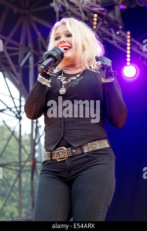Berlin, Germany. 19th July, 2014. British singer Kim Wilde performs at the Broadcast Open Air 2014 festival in Berlin on 19 July 2014. Credit:  dpa picture alliance/Alamy Live News Stock Photo