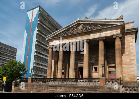 St George's-in-the-Fields in St George's Road, Woodside Glasgow with high rise Tower Block Stock Photo