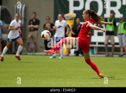 July 20, 2014 - Portland's ALEX MORGAN (13) chases down a ball. The ...