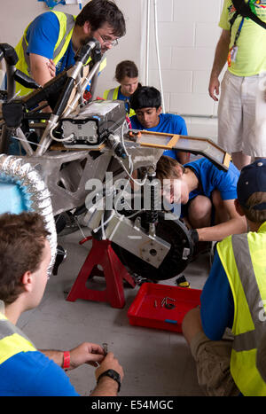 University of Kentucky team members work on their disabled electric motor during qualifying races for the 1,700-mile American So Stock Photo
