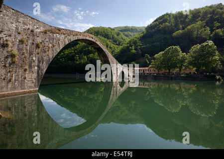 The medieval bridge of Ponte della Maddalena on the River Serchio, Borgo a Mozzano, near Lucca, Garfagnana, Tuscany, Italy Stock Photo