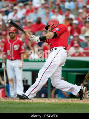 Washington Nationals right fielder Jayson Werth chases a ball hit for a ...