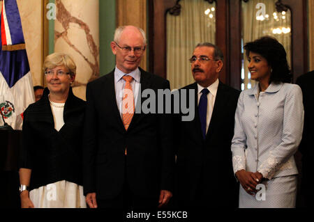 Santo Domingo, Dominican Republic. 21st July, 2014. European Council President Herman Van Rompuy (2nd L) and his wife Geertrui Windels (L) pose for photos with Dominican President Danilo Medina (2nd R) and his wife Candida Montilla after a press conference in Santo Domingo on July 21, 2014. Van Rompuy arrived in the Dominican Republic on Monday for an official visit. Credit:  Roberto Guzman/Xinhua/Alamy Live News Stock Photo