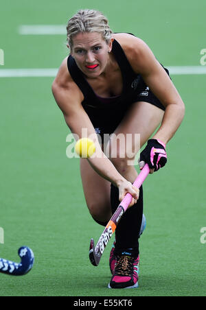 Black sticks women hockey hi-res stock photography and images - Alamy