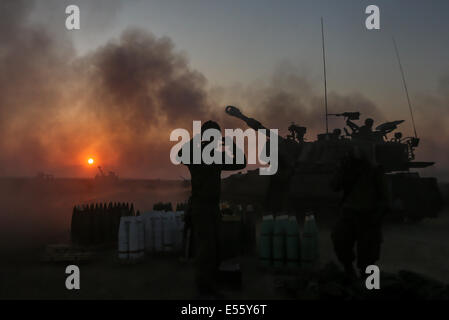 South Israel. 21st July, 2014. An Israeli self-propelled howitzer fires a shell to the Gaza Strip from south Israel on July 21, 2014, the 14th day of Operation Protective Edge. Israel's large-scale military operations since July 8 has left 548 Palestinians dead and around 3,300 others wounded in the Palestinian enclave. Credit:  JINI/Xinhua/Alamy Live News Stock Photo