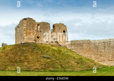 DUFFUS CASTLE AND MOTTE WITH WALL NEAR ELGIN MORAY SCOTLAND Stock Photo