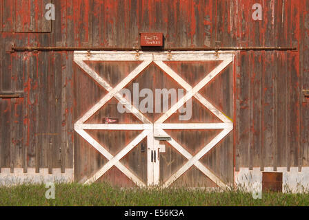 Barn doors, Linn County, Oregon Stock Photo