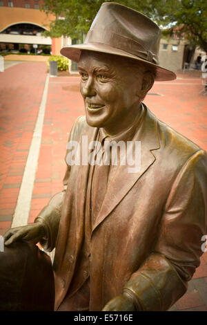 Bronze statue of Oscar-winning lyricist Johnny Mercer in Ellis Square in his hometown of Savannah, GA, USA Stock Photo