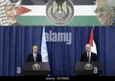 Ramallah. 22nd July, 2014. United Nations Secretary General Ban Ki-Moon (L) take part in a joint news conference with Palestinian Prime Minister Rami Hamdallah (R) in the west bank city of Ramallah on July 22, 2014. UN chief Ban Ki-moon demanded that Israel and Hamas halt the spiralling violence in Gaza as he pushed diplomatic efforts to end bloodshed that has killed more than 600 Palestinians. Credit:  Fadi Arouri/Xinhua/Alamy Live News Stock Photo