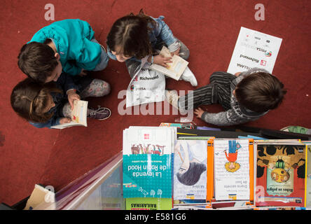 Buenos Aires, Argentina. 22nd July, 2014. Kids read books in a stand during the 24th Fair of the Child and Youth Book, in Buenos Aires, capital of Argentina, on July 22, 2014. The fair, with the participation of around 100 exhibitors and over 300,000 visitors, is one of the few fairs in the world dedicated completly to the diffusion of the books among children and youngsters, according to local press. Credit:  Martin Zabala/Xinhua/Alamy Live News Stock Photo