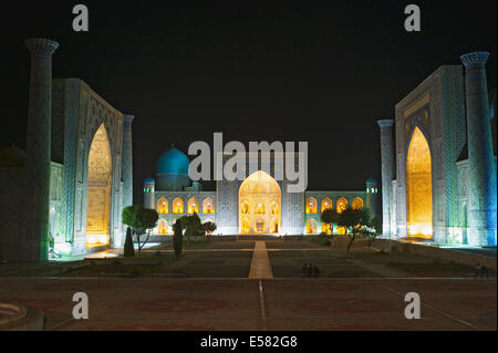 Links Ulugbek Madrasah, middle Tilya-Kori Madrasah, right Sher-Dor Madrasah, Registan, at night, Samarkand, Uzbekistan Stock Photo