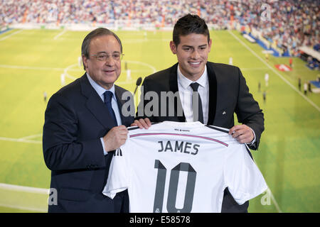 Madrid. 26th Jan, 2015. Real Madrid's new player Lucas Silva (R) of Brazil  shows his new jersey with the president of Real Madrid Florentino during  his presentation ceremony at Santiago Bernabeu stadium