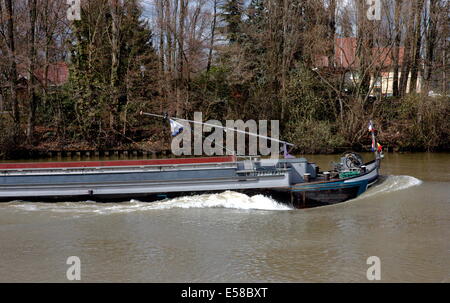 AJAXNETPHOTO. BOUGIVAL,FRANCE-INLAND WATERWAYS - FREIGHT - A MODERN PENICHE LOADED WITH AGGREGATES.PHOTO:JONATHAN EASTLAND/AJAX REF:R60204 210 Stock Photo