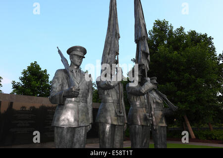 Honor Guard statues in front of Inscription Wall, United States Air Force Memorial, Arlington, Virginia, USA Stock Photo