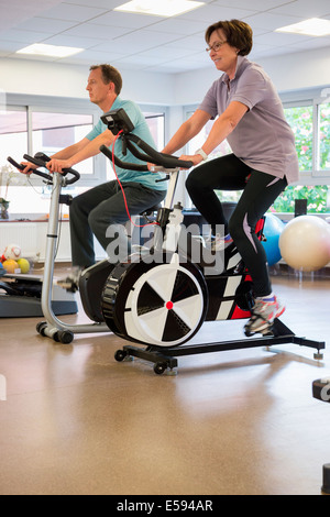Man and woman in a spinning class at the gym Stock Photo - Alamy