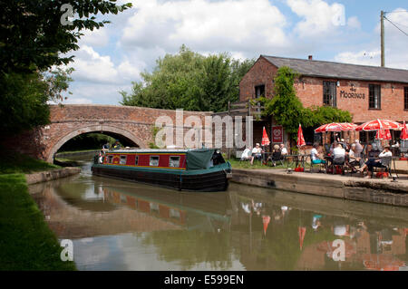 The Moorings restaurant on the Grand Union Canal at Crick Wharf, Northamptonshire, England, UK Stock Photo