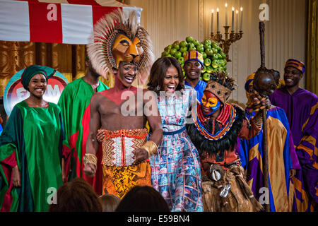 US First Lady First Lady Michelle Obama poses with Alton Fitzgerald White playing Mufasa and cast members in the Kennedy Center's production of Disney's Lion King during the Healthy Lunchtime Challenge dinner in the East Room of the White House July 18, 2014 in Washington, DC. Stock Photo