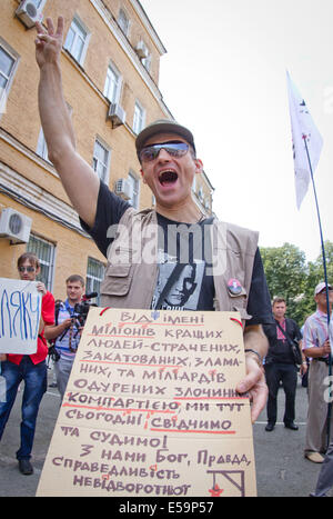 Kiev, Ukraine. 24th July, 2014. JULY 24: Protester shouts anti-communist slogans in front of Kiev county administrative - Stock Photo