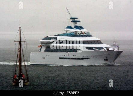 The Aga Khans yacht Alamshar leaves Plymouth Stock Photo