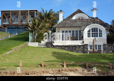 Contrasting beach villas in Takapuna Beach, Auckland, New Zealand Stock Photo