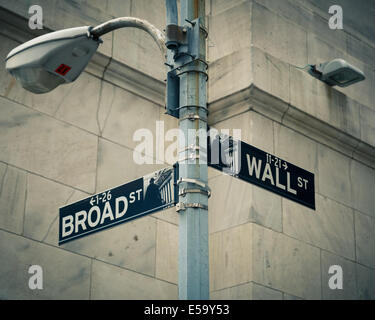 Street signs of Wall street and Broad street Stock Photo