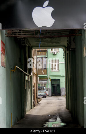 July 23, 2014 - Apple company sign in the center of Kyiev, Ukraine © Igor Golovniov/ZUMA Wire/Alamy Live News Stock Photo