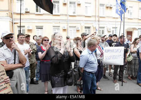 Kiev, Ukraine. 24th July, 2014. Nationalistic party activists picket the Kiev county administrative court that starts - Stock Photo
