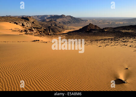 Western escarpment of Tadrart plateau, Tassili n'Ajjer National Park, Unesco World Heritage Site, Sahara desert, Algeria Stock Photo