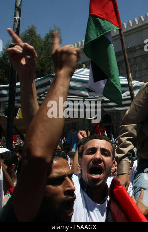 Damascus, Syria. 25th July, 2014. Syrian and Palestinian people gather at the Hamidiyah Market in the old city of Damascus, Syria, July 25, 2014, to commemorate the Jerusalem Day (Quds Day). The event was called for by Damascus-based Palestinian groups. Jerusalem Day was started by the late Ayatollah Khomeini, founder of the Islamic Iranian Republic, who called on the world's Muslims to show solidarity with Palestinians on the last Friday of the fasting month of Ramadan. Credit:  Bassem Tellawi/Xinhua/Alamy Live News Stock Photo