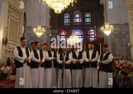 Damascus, Syria. 25th July, 2014. Syrians pray at Umayyad Mosque in the old city of Damascus, Syria on Friday, July 25, 2014, the last Friday of the Muslims holy month of Ramadan during which Muslims refrain from eating, drinking, smoking from sunrise to sunset. Credit:  Bassem Tellawi/Xinhua/Alamy Live News Stock Photo