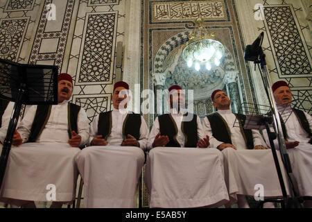 Damascus, Syria. 25th July, 2014. Syrians pray at Umayyad Mosque in the old city of Damascus, Syria on Friday, July 25, 2014, the last Friday of the Muslims holy month of Ramadan during which Muslims refrain from eating, drinking, smoking from sunrise to sunset. Credit:  Bassem Tellawi/Xinhua/Alamy Live News Stock Photo